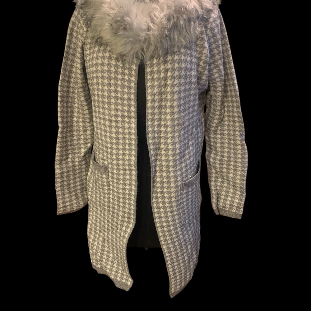 Sioni Gray Houndstooth Cape with Faux Fur Trim
